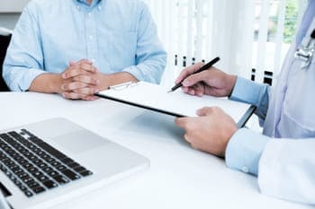 доктор разговаривает с пациентом